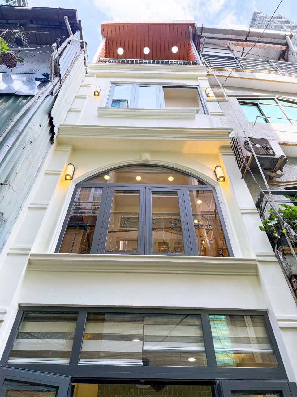 Tọa lạc tại vị trí đắc địa trên đường Nguyễn Thiện Thuật, Phường 2, Quận 3