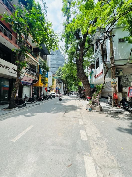 Tìm đâu ra căn nhà phân lô siêu hiếm tại Lý Nam Đế, Cầu Giấy mà ngõ lại rộng thênh thang ô tô tránh nhau thoải mái