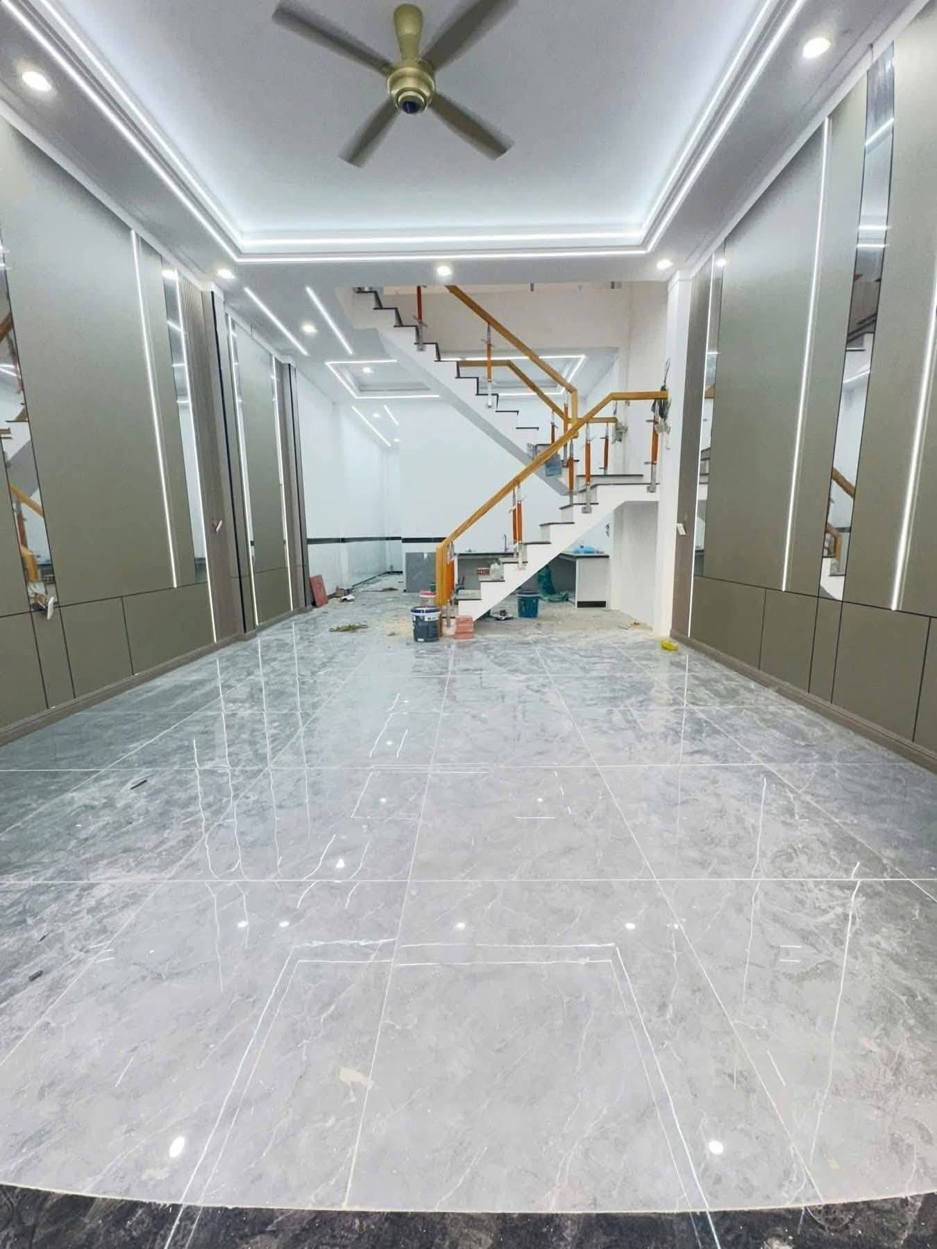 Nhà xinh 1 trệt 1 lầu, 3 phòng ngủ, sân ô tô, 2,85 tỷ chốt