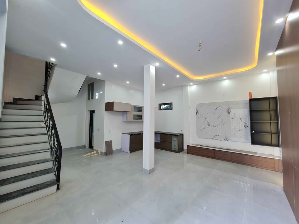 Nhà 3 tầng 98m2, ô tô đỗ sân, hướng Đông Nam tại ngõ 616 Giải Phóng, Nam Định