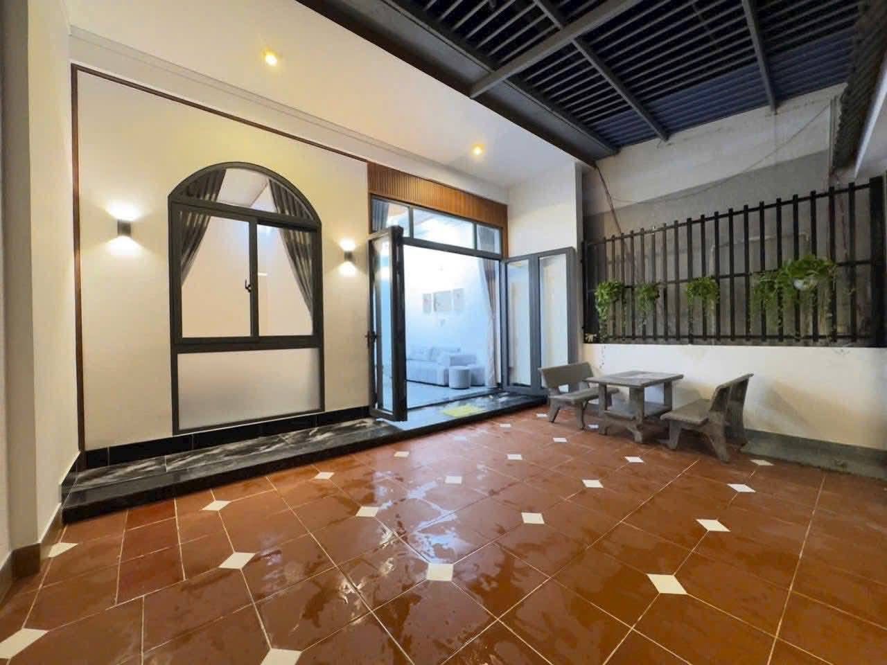 Nhà đẹp 6x18m gần ngã tư Nguyễn Khuyến, tặng nội thất, giá 1.79 tỷ