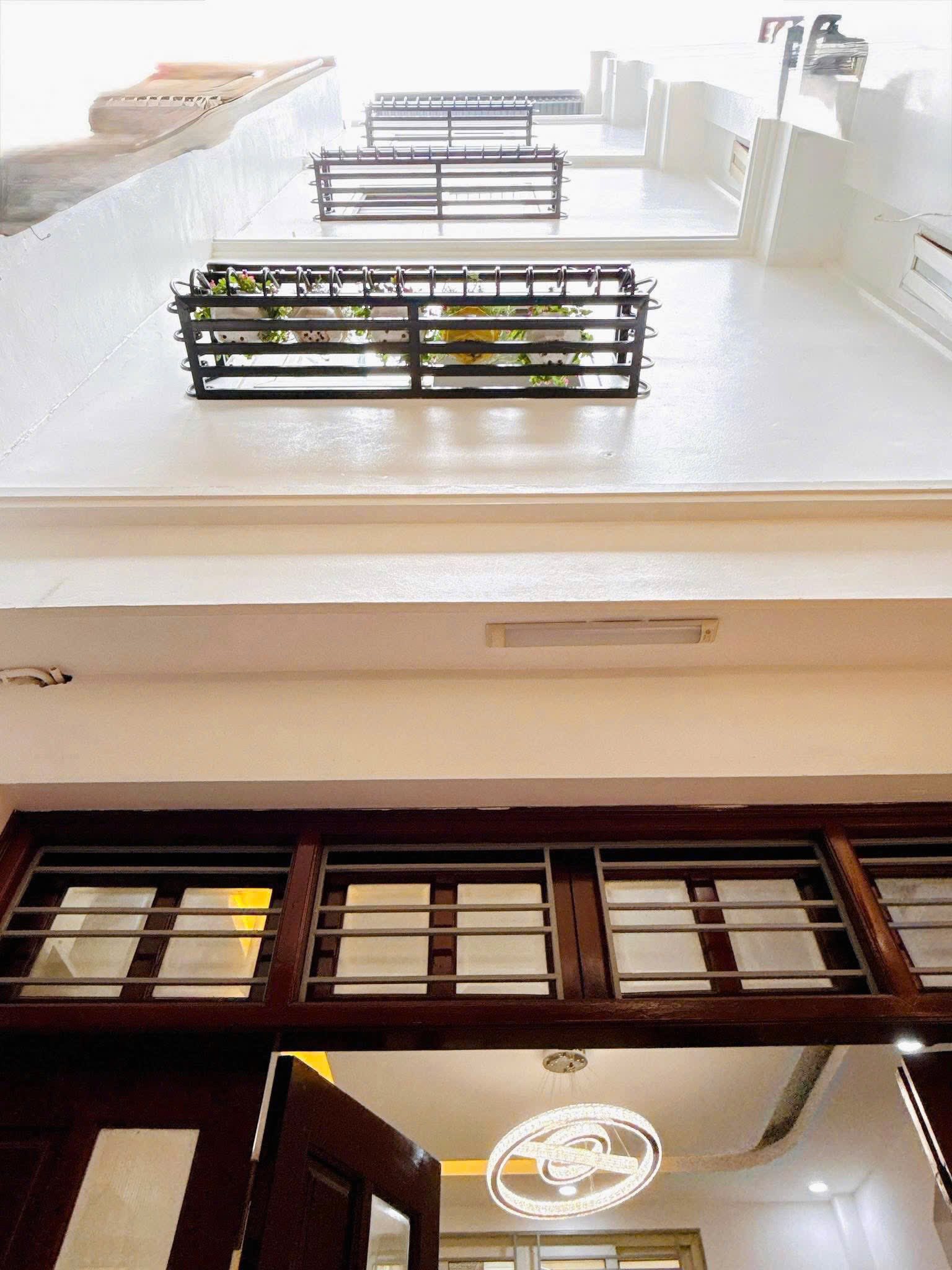 Nhà Đống Đa 5 tầng, 2 mặt thoáng vĩnh viễn, gần Ngã Tư Sở, giá tốt