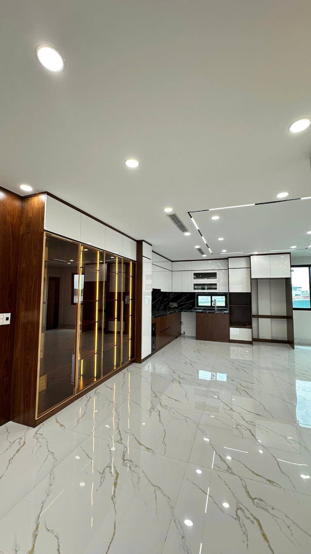 Bán nhà 6 tầng Yên Vĩnh, Hoài Đức, mặt tiền rộng, ô tô đỗ cửa - giá chỉ 5 tỷ