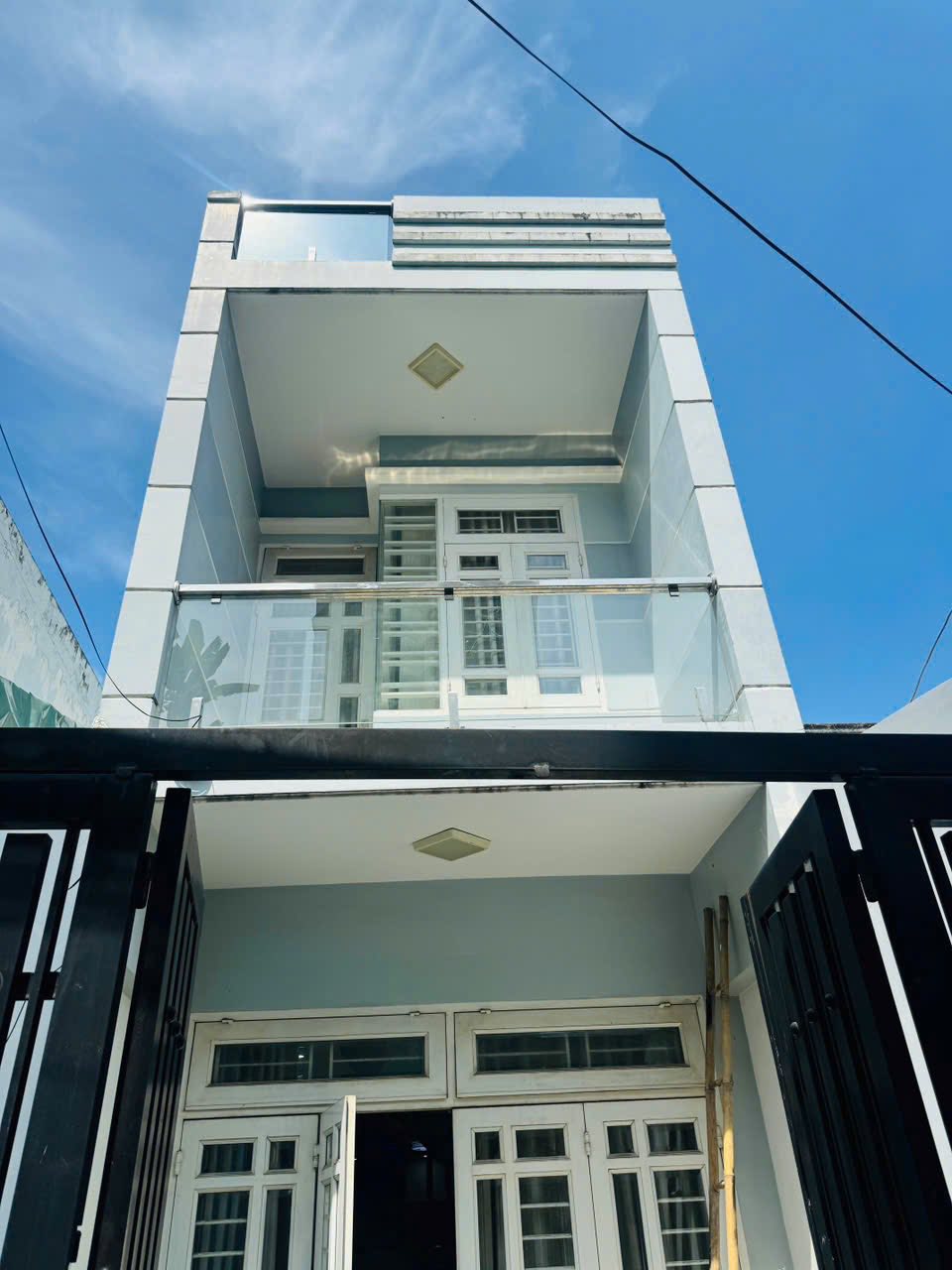 Nhà phố sở hữu vị trí đắc địa, cách mặt tiền đường Phan Huy Ích chỉ 30m, thuộc Phường 14