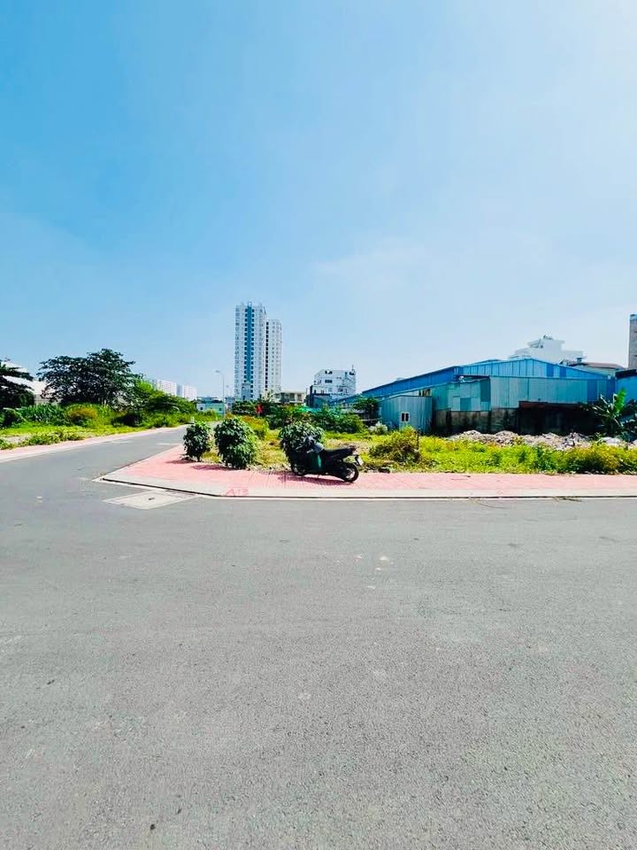 Bán nền góc view hồ Câu, diện tích 6m x 11m, giá 6,65 tỷ, sổ đỏ công chứng ngay