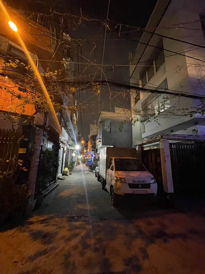 Nhà 60m2, 4 phòng ngủ, ô tô ngủ trong nhà, sân thượng lớn, gần Quận 10