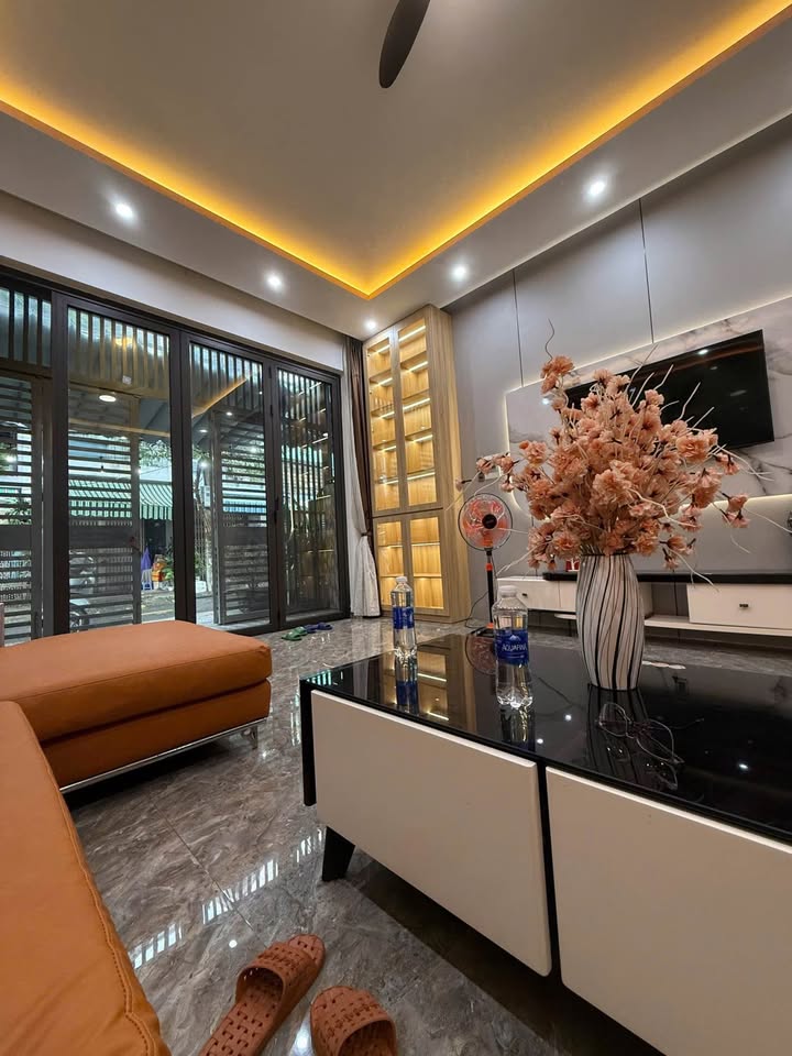 Bán nhà mặt tiền trung tâm Hải Châu, sát Đà Nẵng Downtown, 3 tầng, full nội thất sang trọng