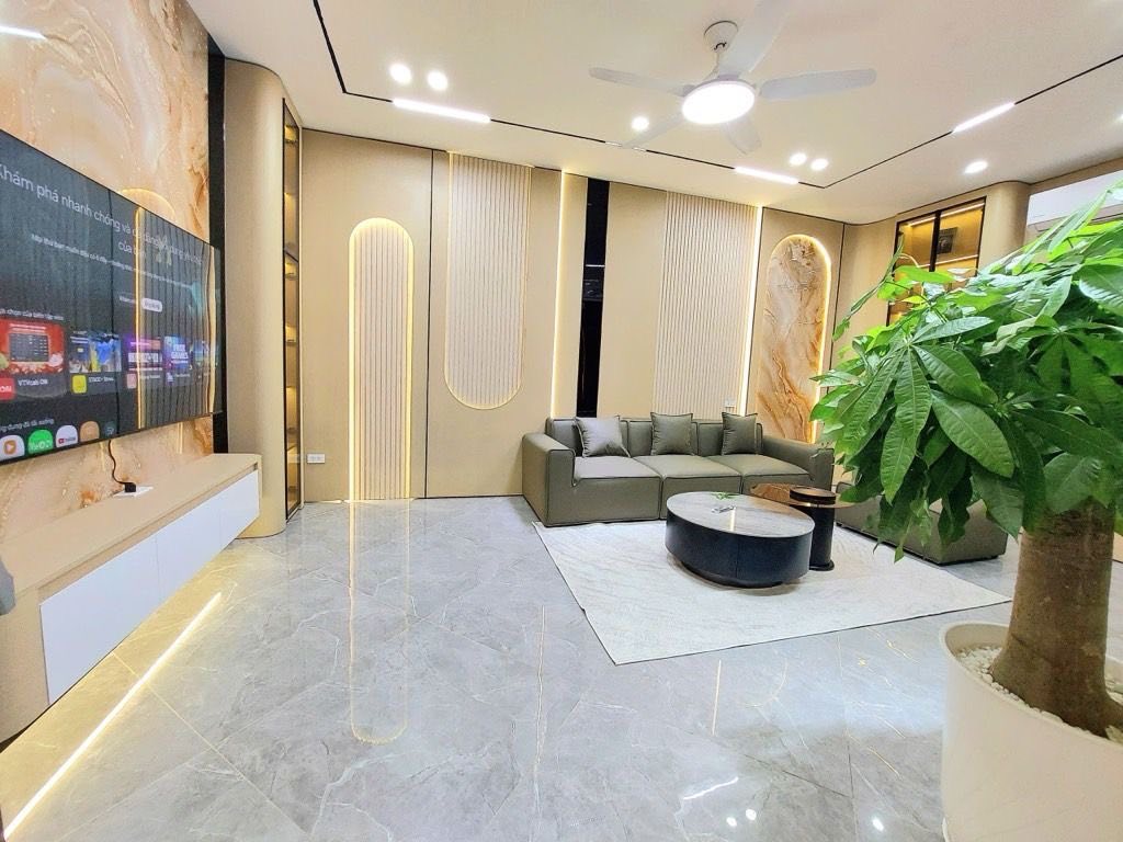 Nhà 35m² 6 tầng thang máy full đồ, cách phố 10m Dương Văn Bé