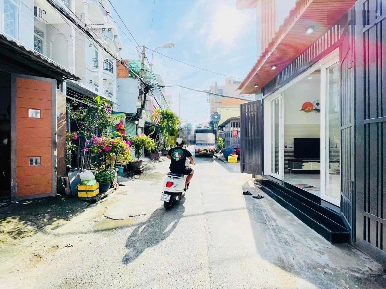 Nhà 2 tầng Hẻm OTO 1 trục ngay Emart Phan Huy Ích DT 4x11 giá 4,9 tỷ hoàn công đủ