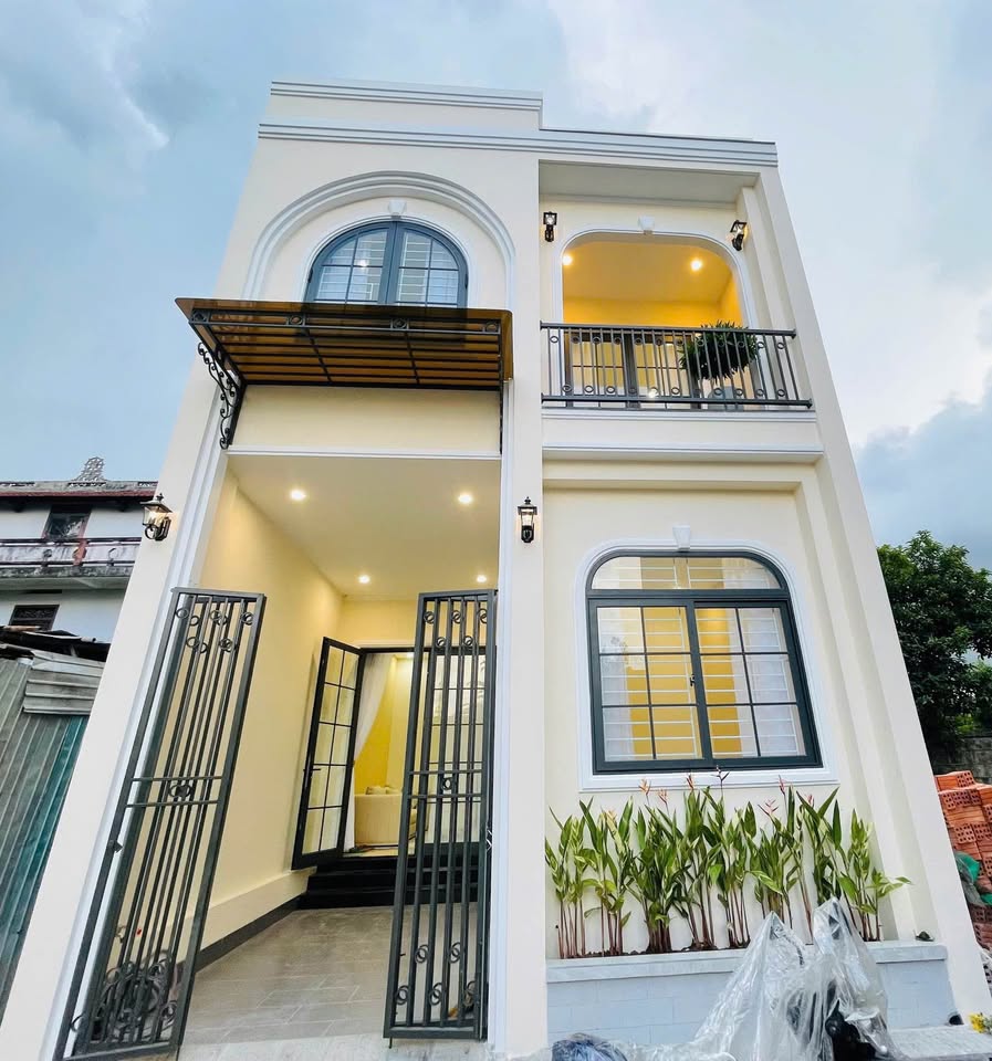 Nhà 2 tầng Hoàng Quốc Việt 60m², 3 ngủ, gara, giá 'hời' bất ngờ