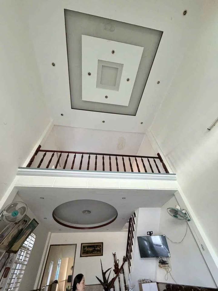 Nhà phố hẻm ô tô rộng, cách đường Huỳnh Thúc Kháng 50m