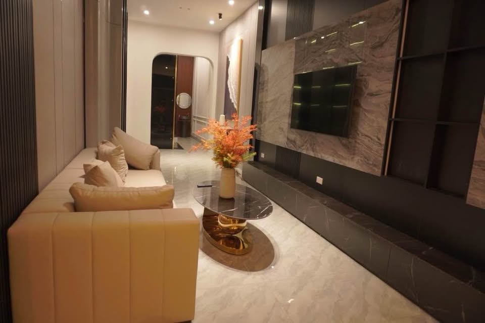 Nhà 6 tầng thang máy, kinh doanh đỉnh cao, ngõ thông ô tô đỗ cửa