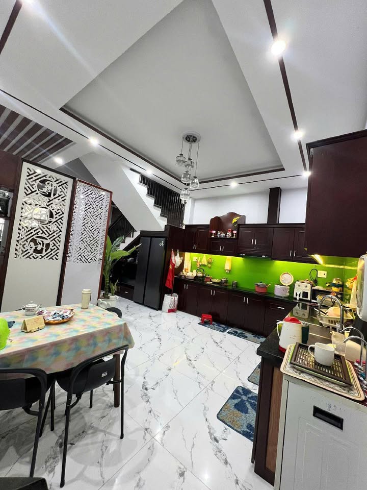 Bán nhà 3 tầng đúc kiên cố, 98m2, mặt tiền 5.5m, giá sập sàn 5.4 tỷ tại Cẩm Lệ, Đà Nẵng