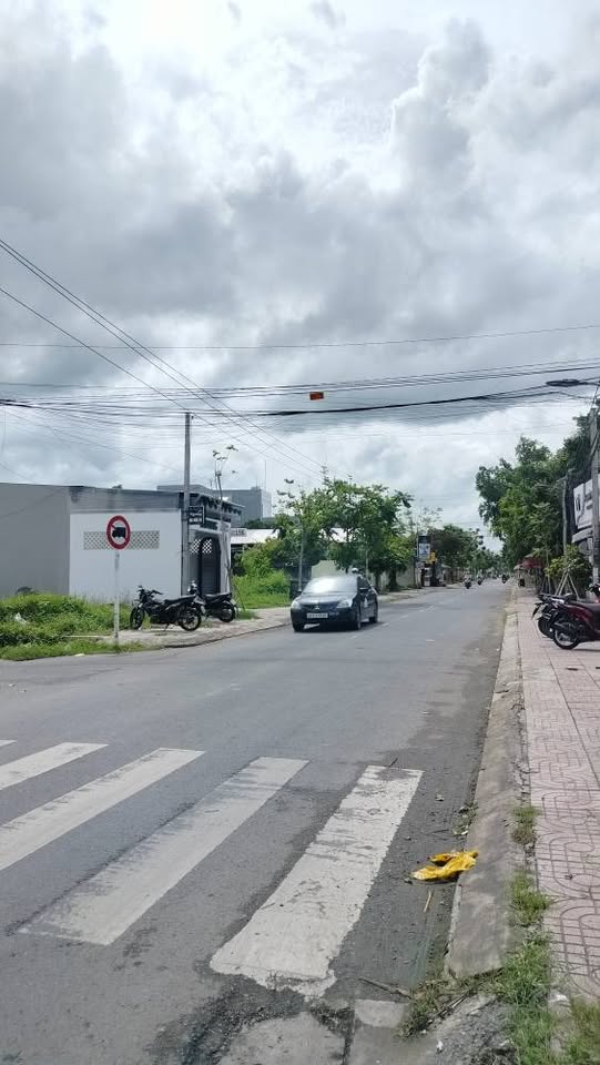 Chào bạn, chúng tôi xin giới thiệu một căn nhà mặt tiền tuyệt vời tại đường D5