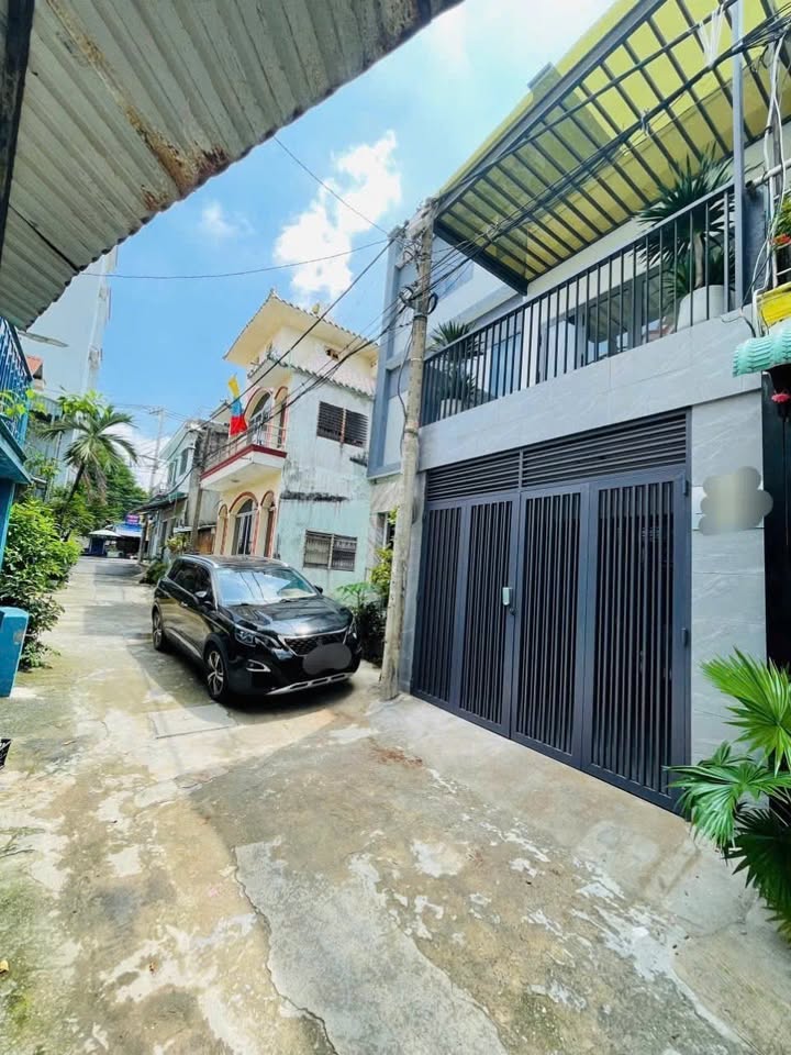 Nhà 2 tầng hẻm xe hơi thông sát mặt tiền, 48m2, gần chợ Linh Xuân