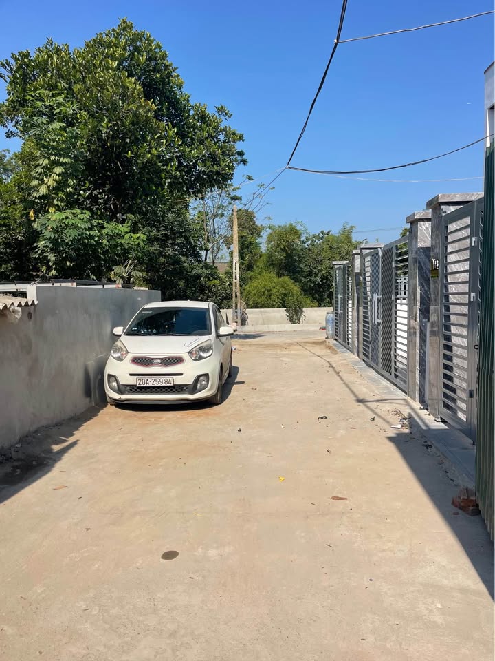 Bán nhà 2 tầng mới xây, full nội thất, sân rộng đỗ ô tô tại phường Quán Triều, Thái Nguyên