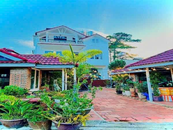 Villa 2 mặt tiền Đà Lạt 16 phòng, sân xe hơi, kinh doanh bất chấp