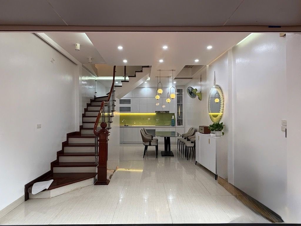 Nhà Ngọc Lâm cổ kính ngõ rộng thoáng, đầy đủ tiện nghi