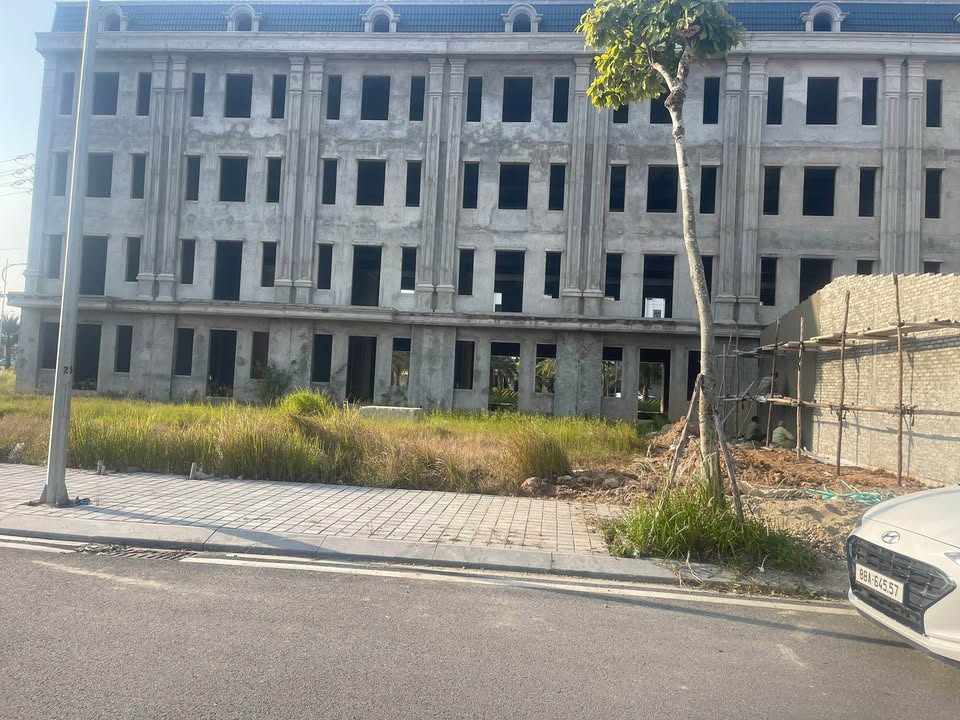 Đất vàng Quốc Lộ 2C, Vĩnh Tường mặt tiền 6m, sổ hồng cất két, giá hơn 4 tỷ