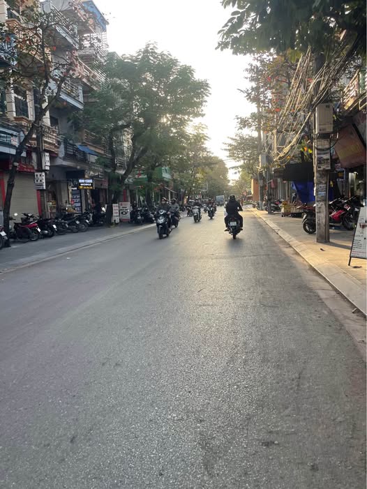 Bán nhà 4 tầng mặt đường Trần Huy Liệu, vị trí đẹp, kinh doanh tốt