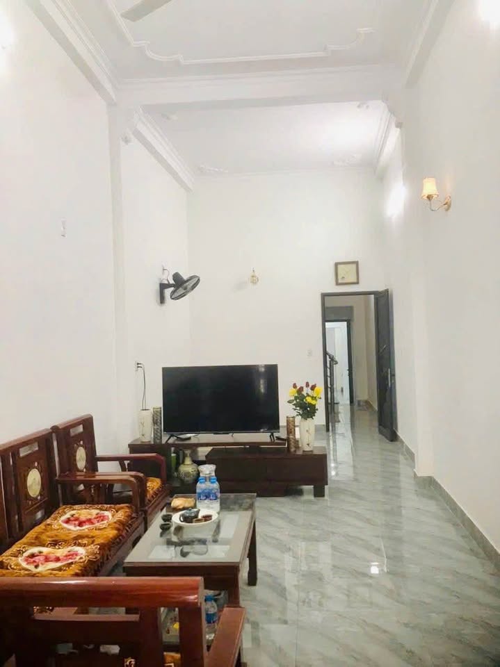 Bán nhà 2,5 tầng Hữu Nghị, 104m2, ngõ ô tô đỗ cửa, sẵn ở