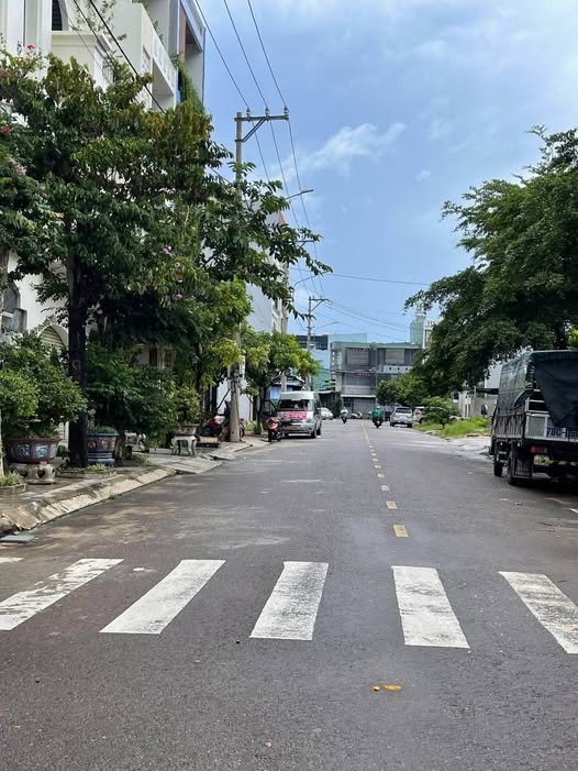 Bán đất 80m2 mặt tiền 4m đường 20m, hướng Tây Nam, sổ đỏ chính chủ