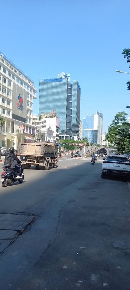 Tọa lạc tại phố Láng Hạ sầm uất, căn nhà này mang đến một không gian sống tiện nghi và đầy đủ