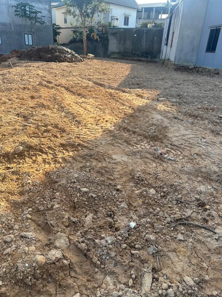 Đất 2 mặt tiền sau sân bóng đại học Công Nghiệp Thông Tin, đầu tư là sinh lời