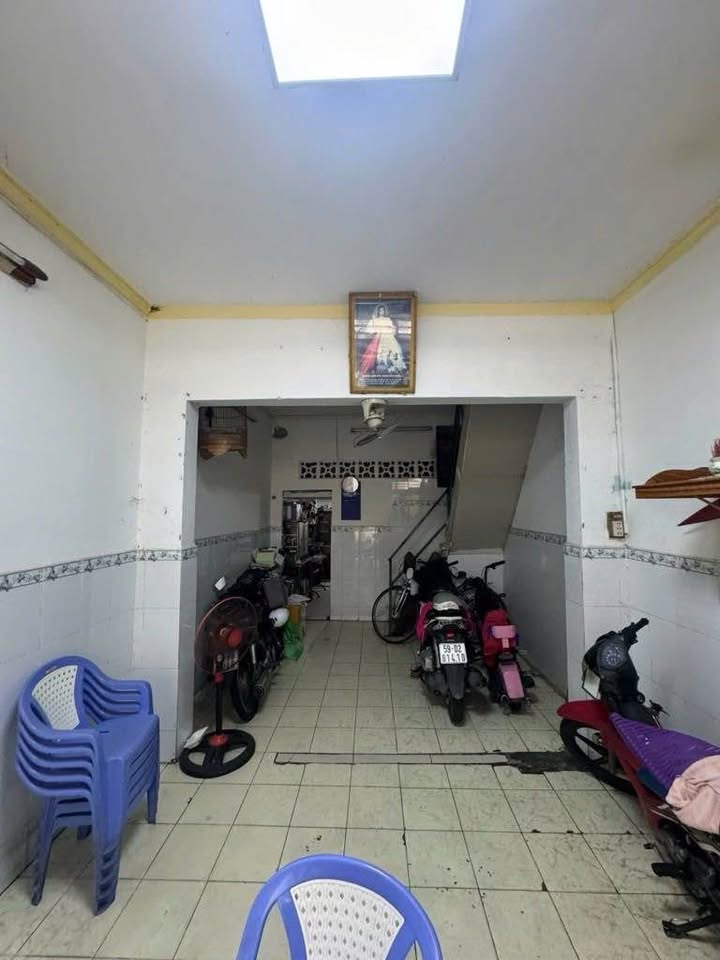 Nhà 2 tầng sát mặt tiền đường Nguyễn Sơn, gần phố ẩm thực Nguyễn Nhữ Lãm, diện tích 43m2, giá 4.6 tỷ (thương lượng)