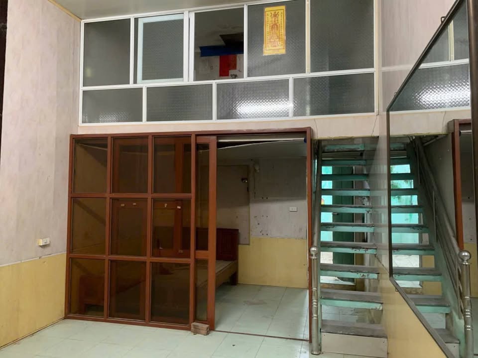 Nhà 1 tầng có gác xép, 40m2, mặt tiền 4,14m, hướng Đông Nam, giá 1,3 tỷ