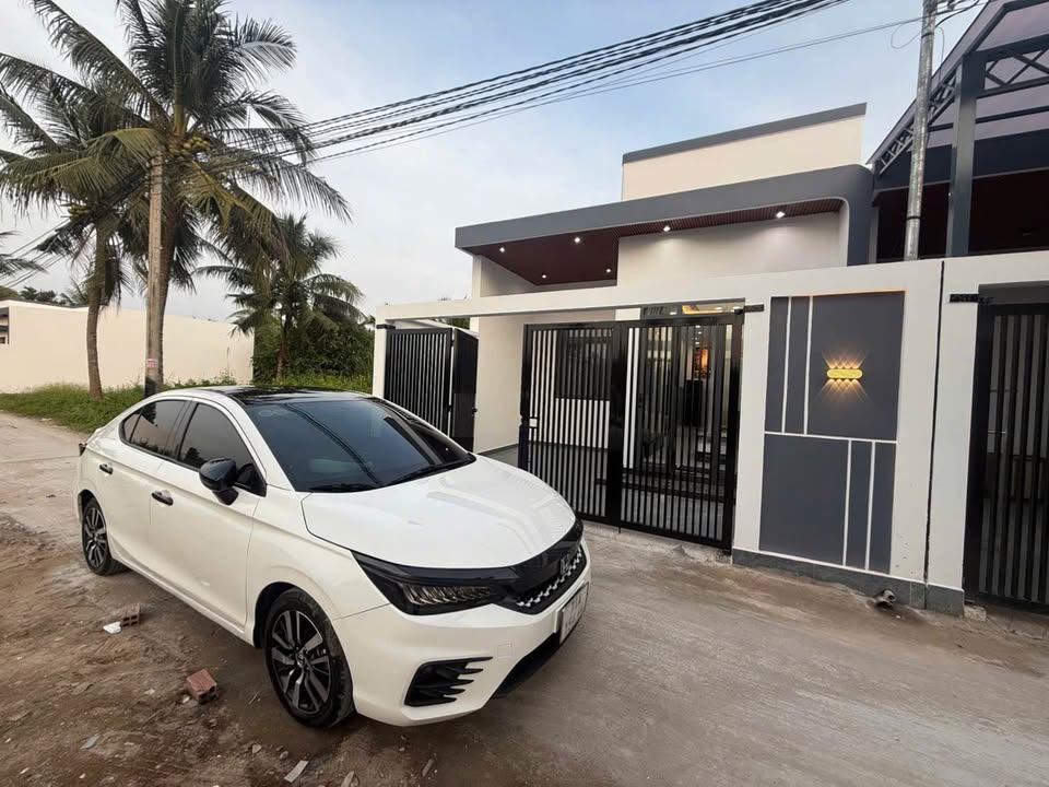 Bán nhà mới hoàn thiện, 88,4m2, 2 phòng ngủ, tặng nội thất cao cấp tại Phú Tân, Bến Tre