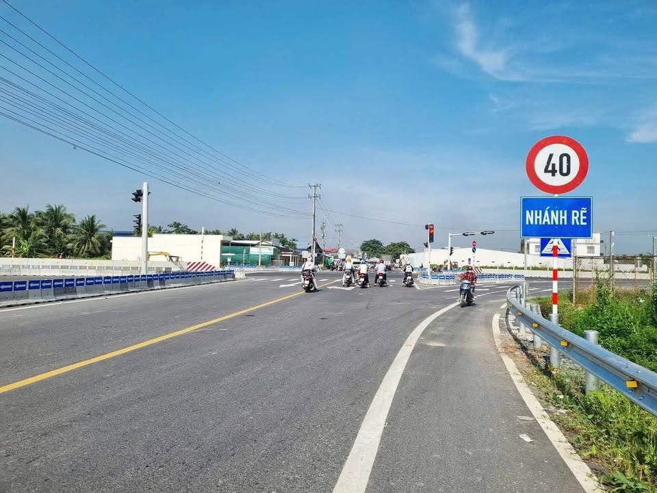 Mặt tiền đắc địa ngay ngã 4, cho thuê giá tốt