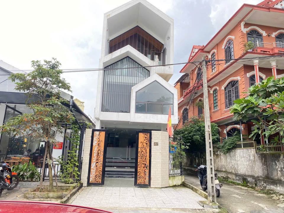 Siêu phẩm nhà 3 tầng 3 mặt tiền đường Phan Chu Trinh, Phường An Cựu, Thành phố Huế đang chờ chủ nhân mới