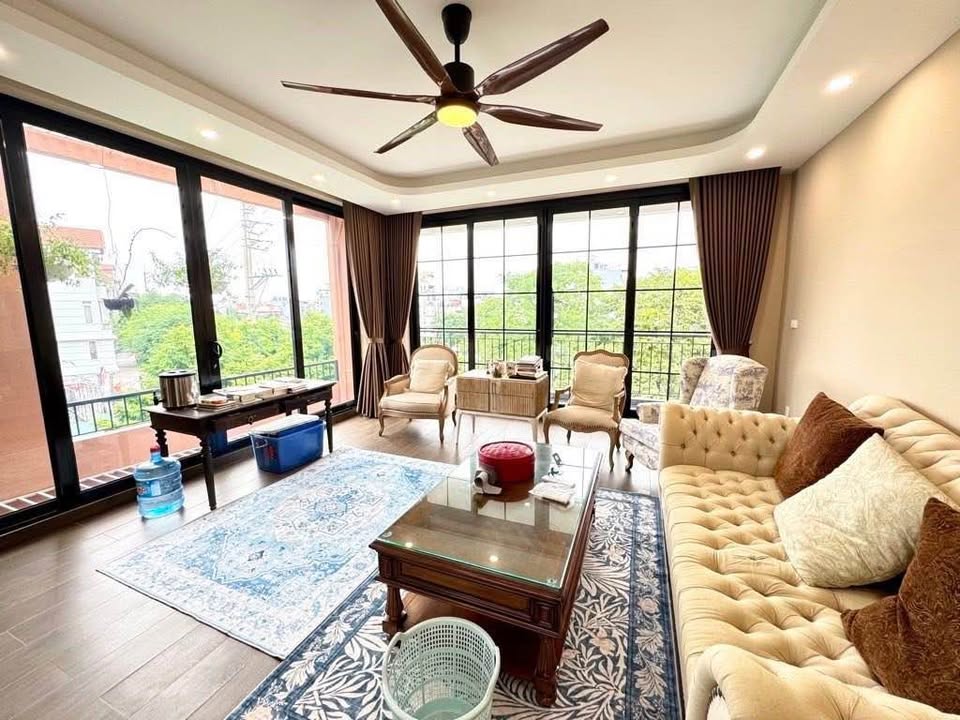 Ngôi nhà 7 tầng thang máy, 2 gara ô tô, view sông Đuống tại Ngọc Thụy - Cơ hội sở hữu không thể bỏ lỡ