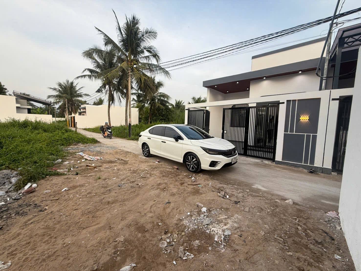 Bán nhà Phú Tân, Bến Tre, mới tinh, tặng nội thất, ô tô đỗ cửa, giá 1,19 tỷ