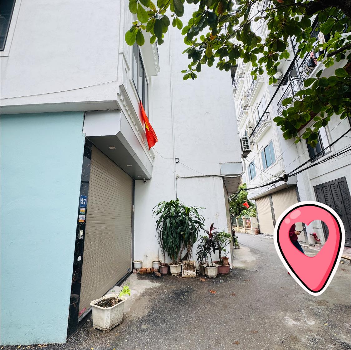 Tọa lạc tại vị trí đắc địa, ngay ngã tư sầm uất của Phạm Văn Đồng, Hoàng Quốc Việt, Xuân Thủy, Hồ Tùng Mậu