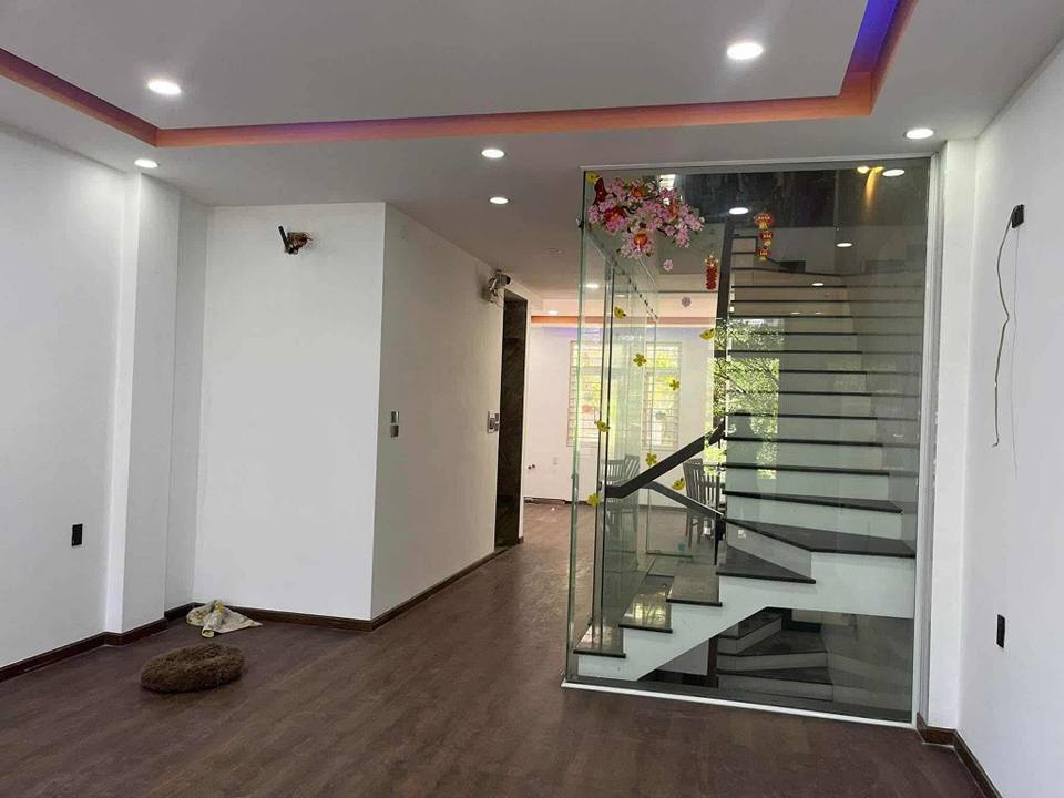 Nhà 4 tầng mặt tiền Hoàng Văn Thụ kinh doanh bao la, ở sướng như tiên