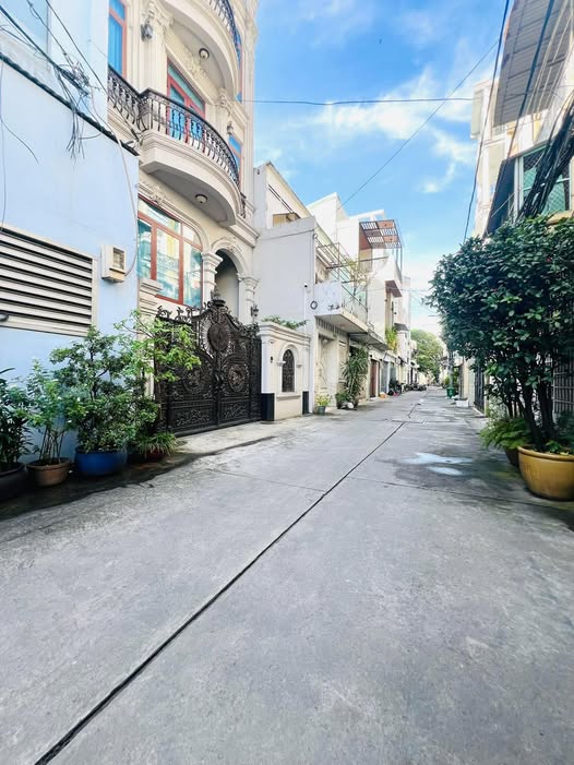 Nhà bán nằm trong hẻm xe tải rộng rãi, thuộc khu Cư Xá Lữ Gia sầm uất, Quận 10