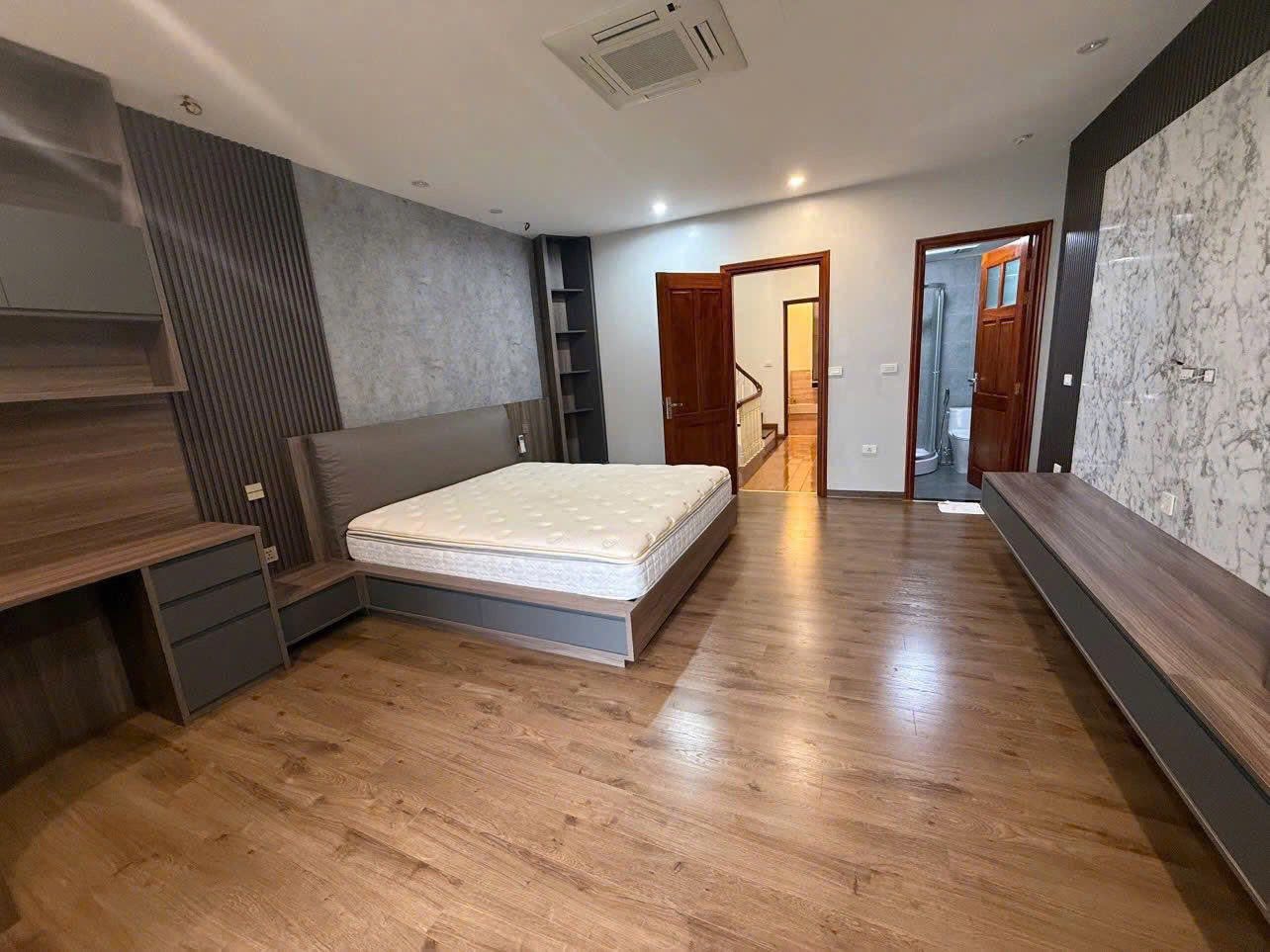 Cho thuê biệt thự ngõ Lạc Long Quân, Tây Hồ, diện tích 105m2, 4 tầng, full nội thất