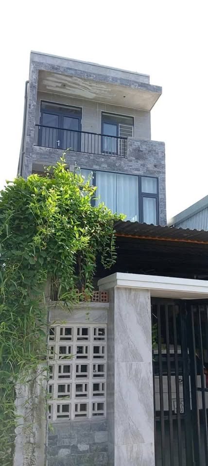 Cần bán gấp nhà tâm huyết 3 tầng kiên cố, móng băng vững chắc, nằm trong kiệt ô tô rộng rãi tại 44 Vũ Ngọc Phan