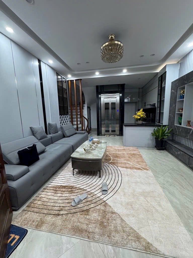 Nhà 6 tầng thang máy, nội thất sang trọng gần cầu Chương Dương