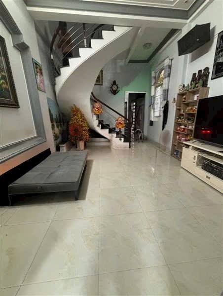 Nhà 4x15m, 2 tầng, 3 phòng ngủ, hẻm thông, giá 5.3 tỷ, nằm trên đường Hòa Bình, cách đường lớn 250m