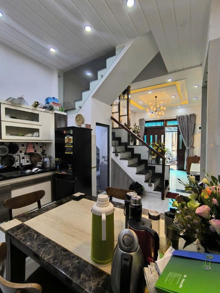 Nhà 4 tầng Phạm Văn Chiêu, ngang 4m vuông vức, vài bước ra mặt tiền, giá hời