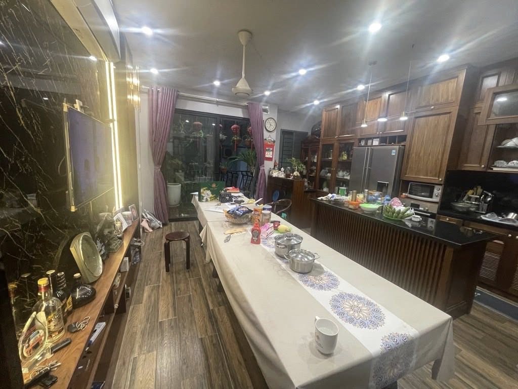 Lô góc Pháo Đài Láng, ô tô đỗ cửa, mặt tiền bề thế, thiết kế 4 phòng ngủ, sổ đỏ nở hậu