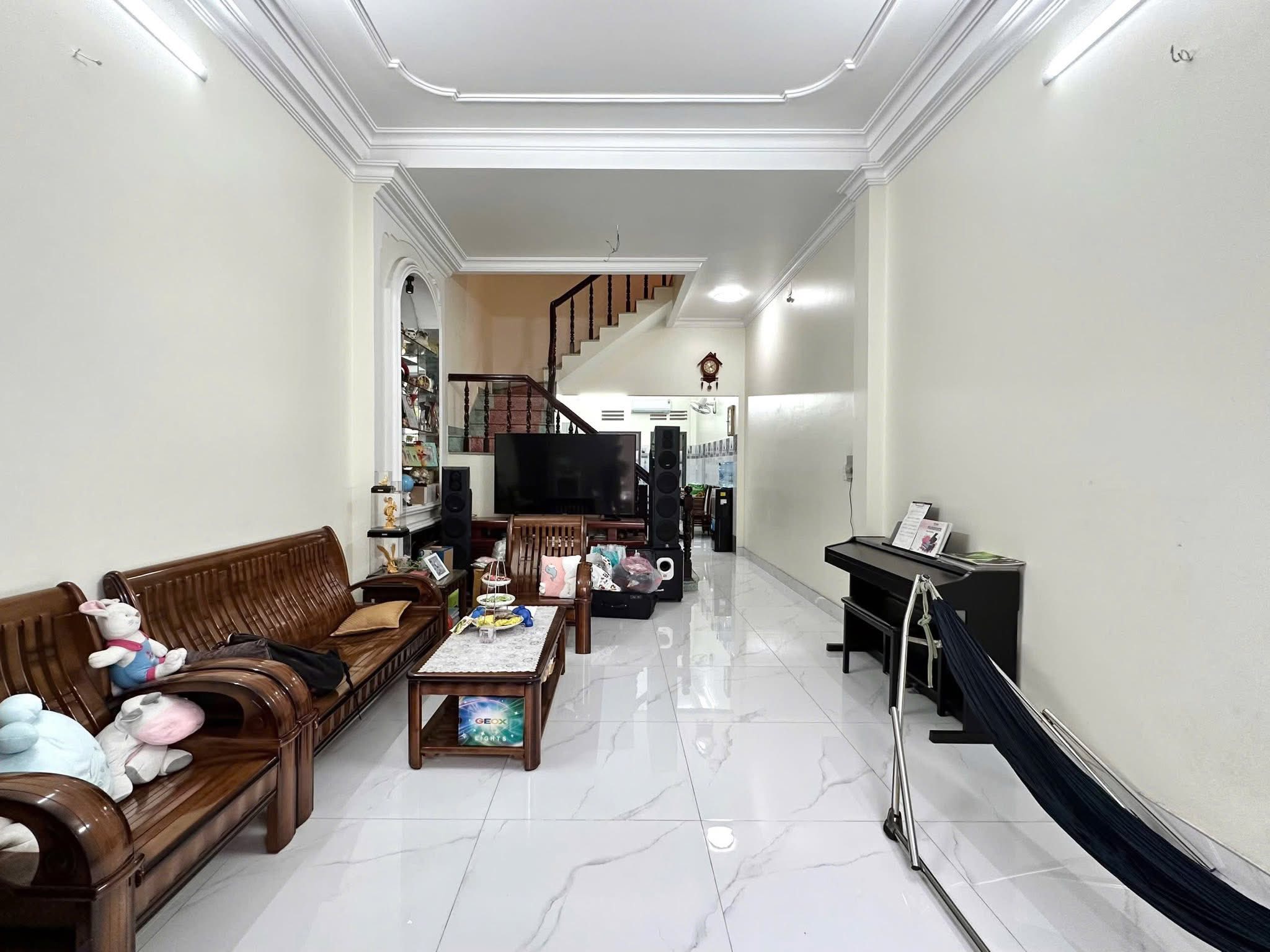 Bán nhà 45m2 Tân Mai, Hoàng Mai, 2 mặt thoáng, gần ô tô tránh