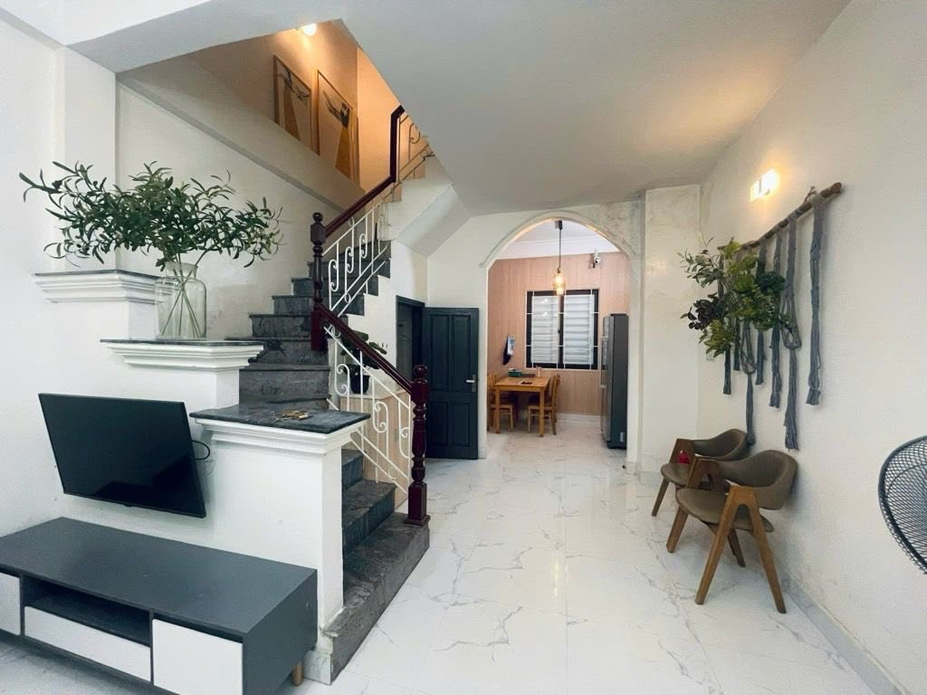 Nhà Định Công Hạ 3 tầng thoáng mát, nở hậu, tặng full nội thất, giá hời