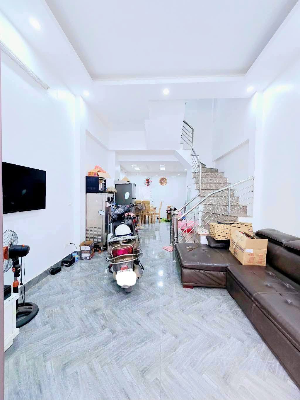 Nhà 3 tầng kiên cố 37m2 tại Long Biên, có bãi gửi ô tô giá 6 tỷ