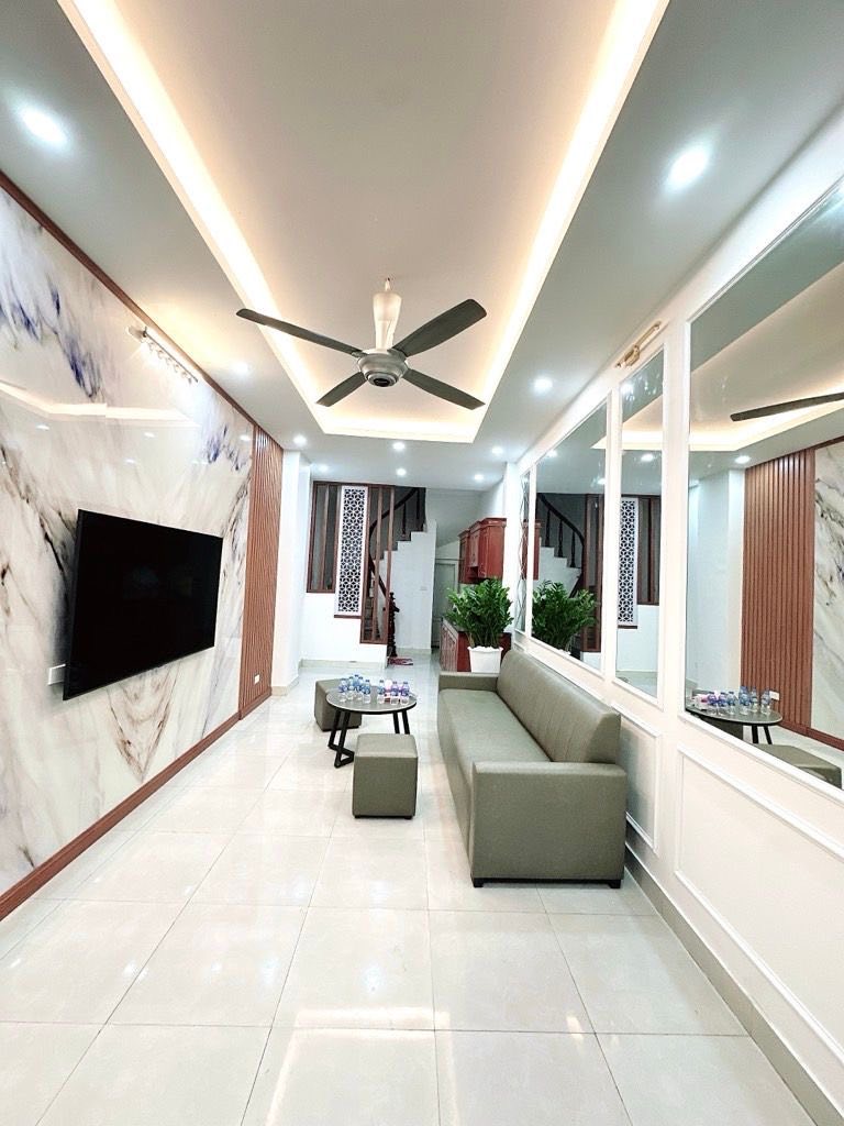 Nhà 5 tầng đón cầu Trần Hưng Đạo, Long Biên - 35m2, 8.9 tỷ