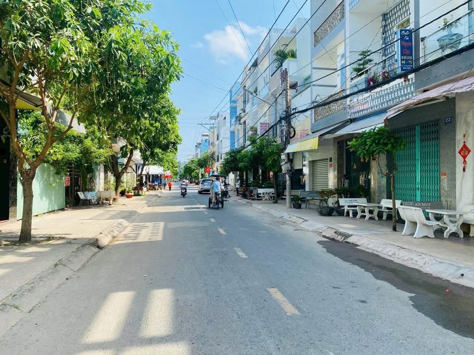 Nhà 1 trệt 2 lầu mặt tiền Phan Văn Khỏe, trung tâm hành chính