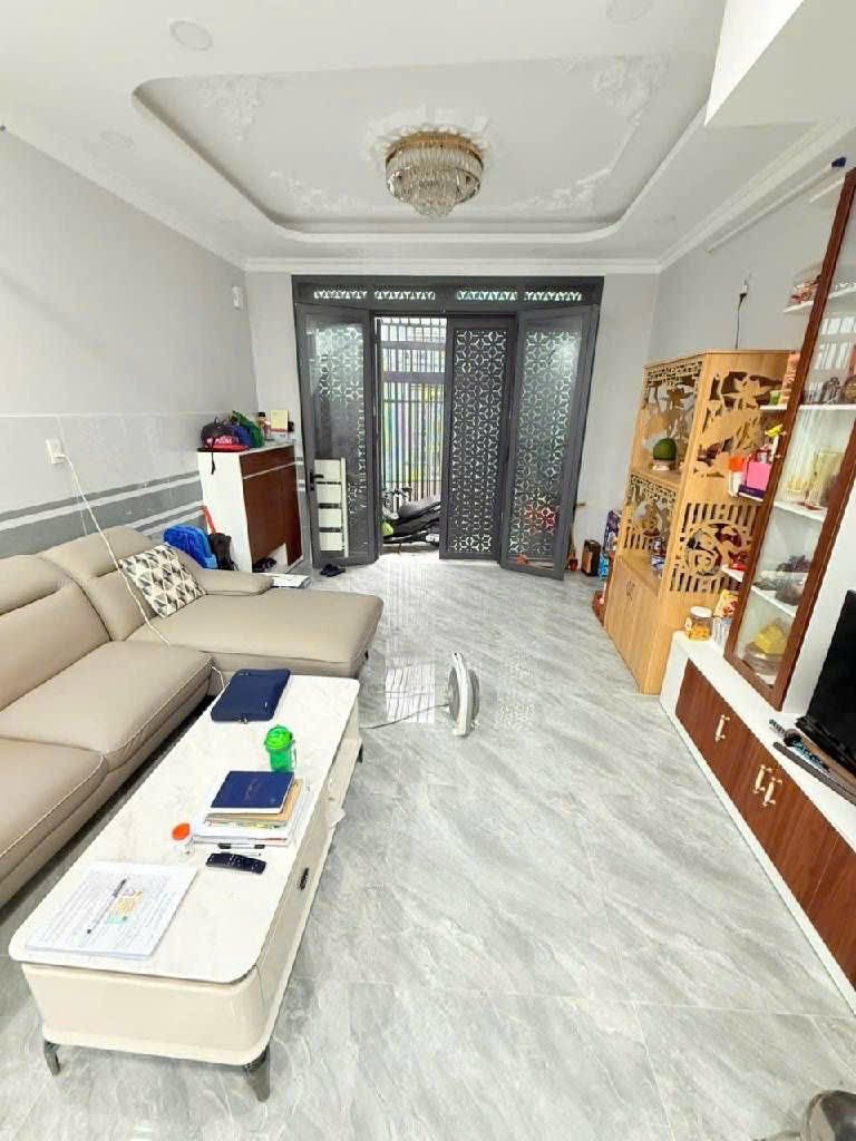 Nhà phố hiện đại 3 phòng ngủ, sát Vincom Nam Long, chỉ 6 tỷ xíu